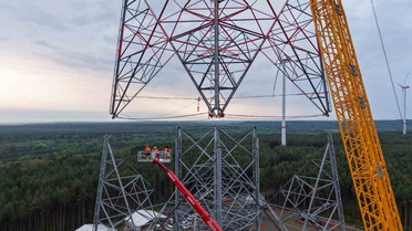 Brandenburg'da 365 metre yüksekliğinde dünyanın en yüksek rüzgar türbini kuruldu