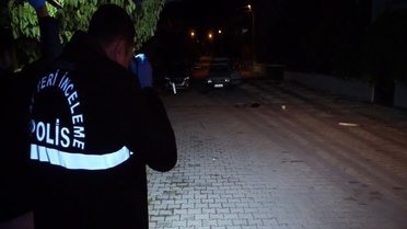 Burdur Gölhisar'da kavgada kürekler kullanıldı, 2 otomobil zarar gördü