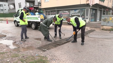 Bursa Büyükşehir Belediyesi, yağışta 17 ilçeden gelen 766 ihbara müdahale etti