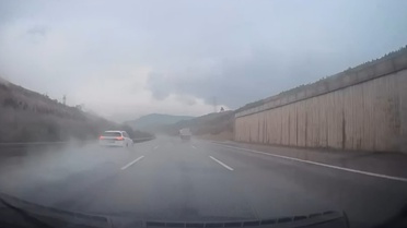 Bursa'da kayganlaşan yolda otomobil bariyerlere çarptı, o anlar kameraya yansıdı