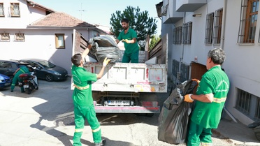 Bursa Osmangazi Belediyesi, koku şikayetiyle yaklaşık 2 kamyon çöp tahliye etti