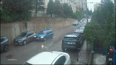 Bursa Osmangazi'de park halindeki araca çarpan otomobil ters döndü, 3 kişi yaralandı