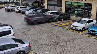 Çekmeköy'de iddiaya göre fren yerine gaza basılınca cip kafeye girdi; yaralanan yok