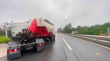 Düzce Akçakoca'da yağışla kayganlaşan yolda tır makasladı, sürücü yaralandı