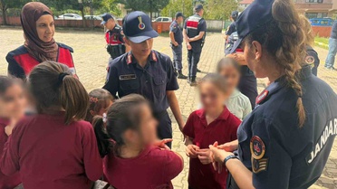 Düzce İl Jandarma, Uğurlu İlk ve Ortaokulu'nda öğrencilerle okul güvenliğini ele aldı