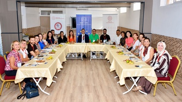 Erasmus projesiyle Silifke'ye gelen 11 öğretmen öğrencilerle buluştu