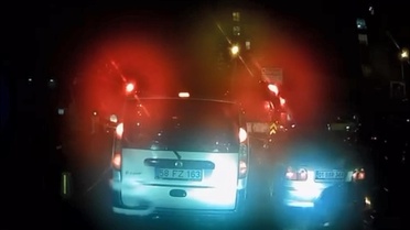 Eyüpsultan'da uzlaşan sürücüler, geri manevra çarpmasıyla trafik ışığında kavga etti