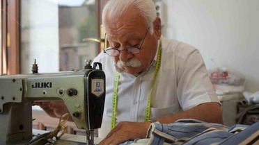 Gaziantep'te terzi Nezir Canpolat, 55 yıldır mesleğini sürdürüyor
