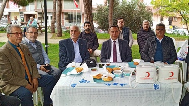 Gelibolu'da Kızılay aşevi yararına kermeste 1000 kişilik pişi ve aşure satıldı