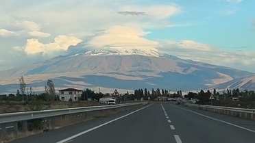 Iğdır'da fırtına sonrası Ağrı Dağı'nın zirvesi Eylül'de karla kaplandı