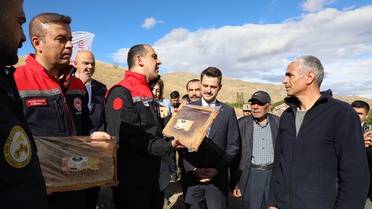 Iğdır Tuzluca'da kayısı çiçeği balının ilk hasadı yapıldı, 180 ton rekolte bekleniyor