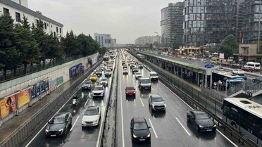 İstanbul'da akşam iş çıkışında yağış trafiği vurdu, yoğunluk yüzde 85'e ulaştı