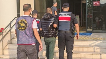 JASAT, İzmir Selçuk'ta 60 suçtan aranan şahısı kıskıvrak yakaladı