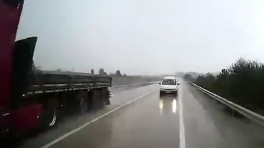 Karabük'te hatalı sollama ve ters yön kamerada, sürücüler son anda kurtuldu