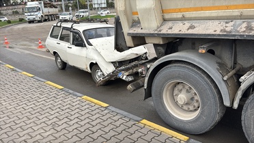Karabük'te otomobil tıra arkadan çarptı, 2 kişi yaralandı, sürücünün ehliyeti alındı