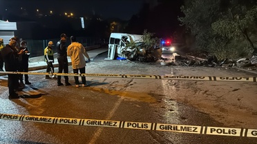 Karabük'te minibüs tabela, elektrik direği ve ağaca çarptı, 6 kişi yaralandı