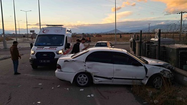 Karaman'da kavşakta çarpışan iki otomobilde 3 kişi yaralandı, kamera o anı kaydetti