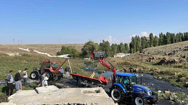 Kars'ta Kürekdere köylüleri dereye düşen römorku 4 saatlik imeceyle çıkardı