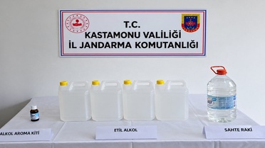 Kastamonu'da jandarma araçta 5 litre sahte içki ve 20 litre etil alkol ele geçirdi