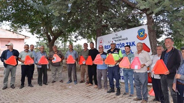 Kilis Acar'da jandarma projesiyle 25 traktör römorkuna reflektör takıldı