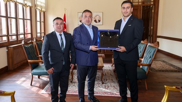 Ahilik sancağını Erhan Küçük, Bilecik Valisi Sözer'e teslim etti.