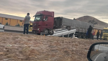 Konya Karapınar'da çekici şerit değiştirince otomobil devrildi, 1 kişi yaralandı