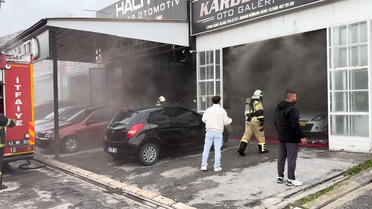 Kütahya Fuatpaşa'da oto galeri çatısındaki yangında 2 işletme zarar gördü