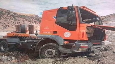 Malatya-Adıyaman yolunun 73. kilometresinde tır sürücüsü ve yanındaki şahıs yaralandı
