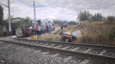 Malatya Yeşilyurt'ta yük treni hemzemin geçitte traktöre çarptı, sürücü yaralandı