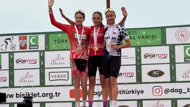 Manisalı bisikletçiler Akhisar'daki şampiyonada 3 altın, 8 gümüş, 4 bronz kazandı