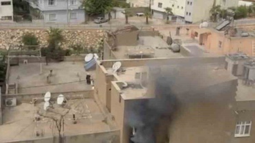Mardin Nusaybin'de binada çıkan yangında mahsur kalan 2 kişi balkondan kurtarıldı