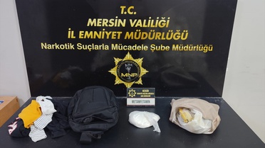 Mersin'de torbacı baskınında 4 şüpheli tutuklandı ve 1 kilo 150 gram esrar bulundu