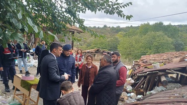 Mudanya'da sağanak sonrası su baskını: Evde mahsur kalan anne ve 3 çocuk tahliye edildi