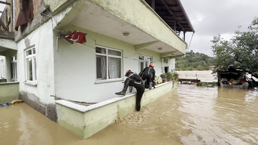 Sakarya Karasu'da taşan derede mahsur kalan 4 kişi botlarla kurtarıldı