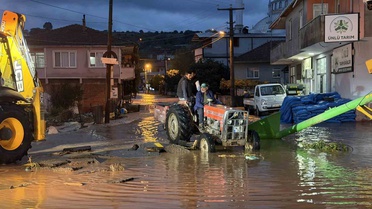 Sakarya Karasu'da taşkın ulaşımı güçleştirdi, okullar yarın da tatil edildi