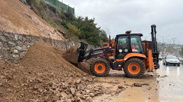 Sakarya Serdivan'da D-100'de toprak kayması İstanbul yönünde ulaşımı aksattı