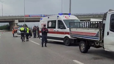 İddiaya göre Samsun Çarşamba'da kamyonetin traktöre çarpmasıyla 2 sürücü yaralandı.