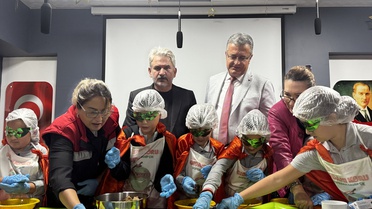 Samsun'daki öğrenciler israfa dikkat çekmek için kırıntıdan çikolata topları yaptı