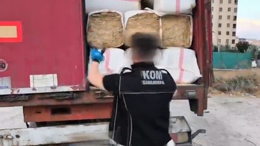 Şanlıurfa'da saman çuvallarında 27 bin paket tütün mamülü bulundu, 2 kişi tutuklandı