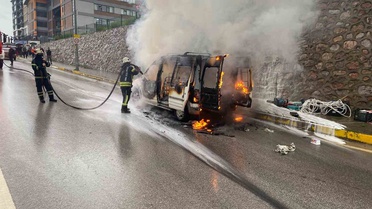 Seyir halindeki araç alevlere teslim oldu