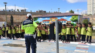 Siirt'te öğrencilere trafik kuralları Jandarma ekiplerince uygulamalı öğretiliyor