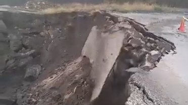 Tokat Pazar'da heyelan Ocaklı köyü yolunun bir bölümünü çökertti