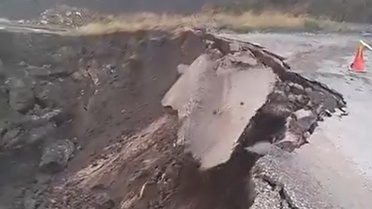 Tokat Pazar'da heyelanla çöken Ocaklı köyü yolu trafiğe kapatıldı, çökme anı kamerada