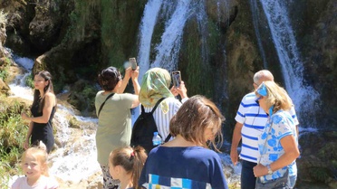 Üniversiteye yeni başlayan öğrencilerin Erzincan'da ilk adresi Girlevik Şelalesi oldu