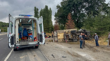 Uşak Banaz'da kamyonet iki kardeşe ve araca çarparak devrildi, 3 kişi ağır yaralandı