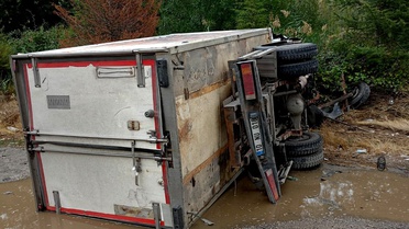 Uşak Banaz'da kamyonet otomobilin yanındaki abi kardeşe çarptı, 3 ağır yaralı