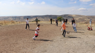 Yozgat'ta site sakinleri, çocukların futbol sahasındaki uçurum sorununa çözüm istiyor