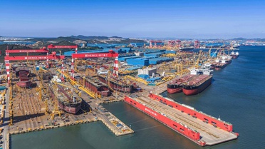 Dalian'daki Hengli Ağır Sanayi Parkı'nda dev tanker ve çevre dostu gemi üretiliyor