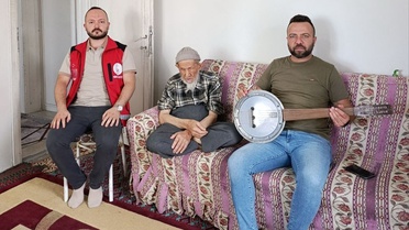 Besni'de 85 yaşındaki görme engelli Ahmet Kasap'a cümbüş ve uzun hava sürprizi yapıldı
