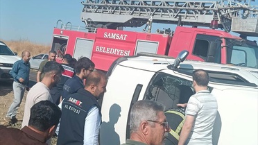 Adıyaman-Samsat yolunda devrilen minibüsteki 12 yaralı hastanelere kaldırıldı